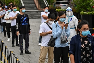 People wait in line for a Covid-19 test on a street in the Jing"an district of Shanghai on June 13, 2022. (Image: Hector RETAMAL / AFP)