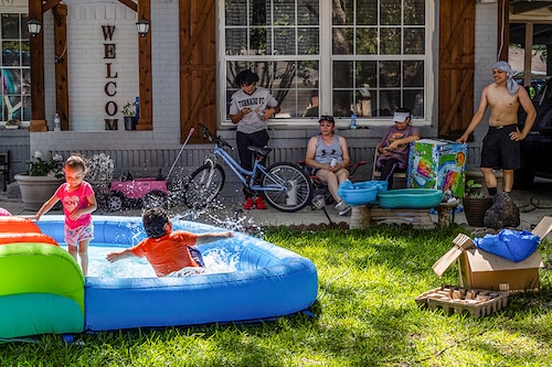 Neighbors Samuel Hernandez, Maria Hernandez, Luisa Ortega and Issac Montelongo sit outside as they watch the kids play in water during a heatwave with expected temperatures of 102 F (39 C) in Dallas, Texas, U.S. June 12, 2022. Though the heat wave caused electricity use in Texas to reach an all time high, the power grid remained largely stable without major issues.
Image: Shelby Tauber / Reuters Neighbors Samuel Hernandez, Maria Hernandez, Luisa Ortega and Issac Montelongo sit outside as they watch the kids play in water during a heatwave with expected temperatures of 102 F (39 C) in Dallas, Texas, U.S. June 12, 2022. Though the heat wave caused electricity use in Texas to reach an all time high, the power grid remained largely stable without major issues.
Image: Shelby Tauber / Reuters