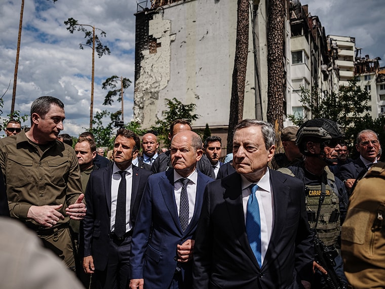 Irpin, Ukraine: (L to R) Oleksiy Chernyshov, Ukrainian President Zelensky"s special envoy for an EU accession perspective, walks with French President Emmanuel Macron, German Chancellor Olaf Scholz, and Italian Prime Minister Mario Draghi, past destroyed buildings in Irpin, Greater Kiev. Scholz, Macron and Draghi arrived in the Ukrainian capital of Kiev on Thursday morning. They will speak with Zelensky about further support for the country under attack from Russia.