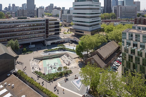 In dry weather, the Benthemplein in Rotterdam can be used to play basketball, stage cultural events or skateboard.
Image: Ossip van Duivenbode / De UrbanistenÂ©