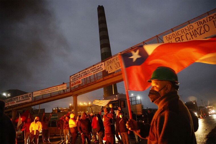 Picture released by Aton Chile showing miners blocking access to the Ventanas smelter during the start of an "undefined" national strike of workers of the state mining company Codelco—the world"s largest copper producer—in Las Ventanas, in the bay of Quintero and Puchuncavi, about 140 km west of Santiago, on June 22, 2022. Image: Raul ZAMORA / ATON CHILE / AFP) / Chile OUT