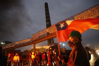 Picture released by Aton Chile showing miners blocking access to the Ventanas smelter during the start of an "undefined" national strike of workers of the state mining company Codelco—the world"s largest copper producer—in Las Ventanas, in the bay of Quintero and Puchuncavi, about 140 km west of Santiago, on June 22, 2022. Image: Raul ZAMORA / ATON CHILE / AFP) / Chile OUT
