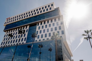 Outside Netflix’s headquarters in Los Angeles, Oct. 20, 2021. Netflix laid off 300 people on Thursday, June 23, 2022, the second consecutive month that the streaming giant has cut staff as it confronts declining subscriber growth and a falling share price. (Mark Abramson/The New York Times)