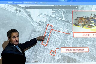 Rafael Grossi, Director General of the International Atomic Energy Agency (IAEA), points on a map of the Ukrainian Zaporizhzhia nuclear power plant as he informs the press about the situation of nuclear powerplants in Ukraine during a special press conference at the IAEA headquarters in Vienna, Austria on March 4, 2022. Grossi offered to travel to Chernobyl in order to negotiate with Ukraine and Russia to try to ensure the security of Ukraine"s nuclear sites. (Photo by JOE KLAMAR / AFP)