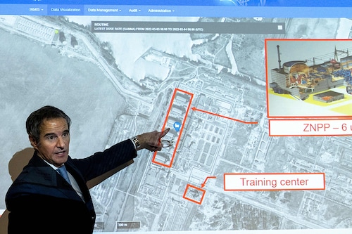 Rafael Grossi, Director General of the International Atomic Energy Agency (IAEA), points on a map of the Ukrainian Zaporizhzhia nuclear power plant as he informs the press about the situation of nuclear powerplants in Ukraine during a special press conference at the IAEA headquarters in Vienna, Austria on March 4, 2022. Grossi offered to travel to Chernobyl in order to negotiate with Ukraine and Russia to try to ensure the security of Ukraine"s nuclear sites. (Photo by JOE KLAMAR / AFP)