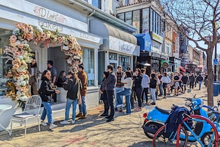 People line up outside Ukrainian-owned D Light Cafe and Bakery in Washington, DC, on March 5, 2022. - Since the Russian invasion began, lines have stretched down the street outside a Ukrainian-owned cafe in a trendy part of Washington. (Credit: Becca MILFELD / AFP)