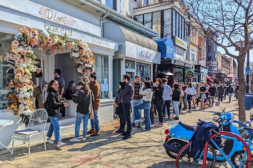 People line up outside Ukrainian-owned D Light Cafe and Bakery in Washington, DC, on March 5, 2022. - Since the Russian invasion began, lines have stretched down the street outside a Ukrainian-owned cafe in a trendy part of Washington. (Credit: Becca MILFELD / AFP)