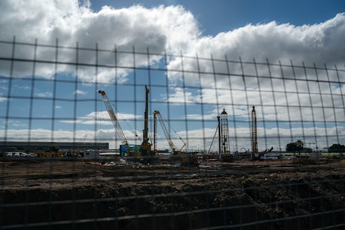 Construction of Amazon’s African headquarters in Cape Town, Aug. 11, 2021. A judge ordered construction of the development in Cape Town to be halted, saying that the developer had not properly consulted Indigenous South Africans. Image: Joao Silva/The New York Times