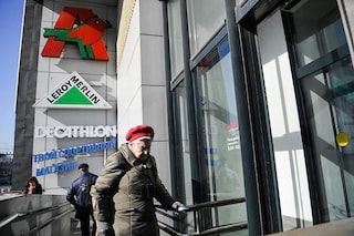 An elderly woman enters a shopping centre housing an Auchan supermarket, a Leroy Merlin DIY store and a store of French sports goods retailer Decathlon in Moscow on March 24, 2022. Image: NATALIA KOLESNIKOVA / AFP
