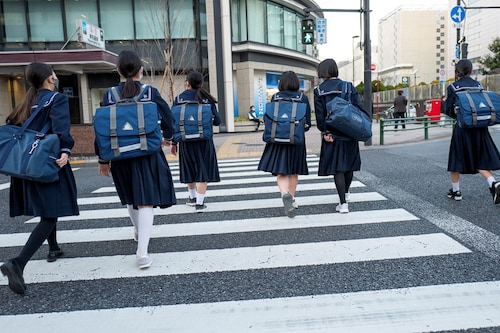 Junior high school students return home from school in Tokyo, March 15,2020. Authorities will actively recommend and share information about HPV vaccine, which is free for girls aged 12-16 in Japan and has been found safe in extensive trials, from April 1, 2022. (Credit:&nbspKazuhiro Nogi/ AFP)
