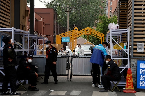 Security guards keep watch outside a residential compound under lockdown amid the coronavirus disease (COVID-19) outbreak in Beijing.​​ (Credits: REUTERS/Carlos Garcia Rawlins) Security guards keep watch outside a residential compound under lockdown amid the coronavirus disease (COVID-19) outbreak in Beijing.​​ (Credits: REUTERS/Carlos Garcia Rawlins)