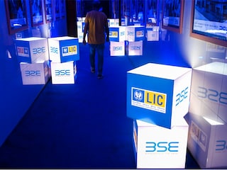 The White House on May 16, 2022 uncharacteristically lashed out at Amazon founder Jeff Bezos, after he openly criticized the Biden administration"s fiscal and economic policies on Twitter. President Joe Biden"s recent White House meeting with Christian Smalls, the president of the Amazon Labor Union, which caused a shock in early April when it became the company"s first labor union in the United States. (Credits: Nicholas Kamm / AFP)