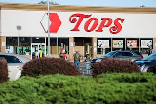 Police and FBI investigators at the scene of Saturday’s mass shooting at the Tops Friendly Market supermarket in Buffalo, N.Y., May 16, 2022. From 1966 to 2019, 77% of mass shooters obtained the weapons they used in their crimes through legal purchases. Image: Gabriela Bhaskar/The New York Times