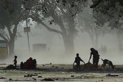 Homeless people rest under a tree during a hot summer afternoon during in Allahabad on May 13, 2022. (Credits: SANJAY KANOJIA / AFP)