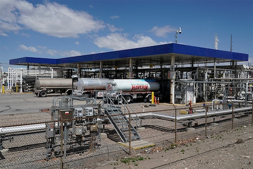 Trucks line up to fill their tankers with gas and diesel to deliver to stations at Marathon Refinery on May 24, 2022 in Salt Lake City, Utah. Reports are saying that gas and diesel prices will continue to rise through the summer driving season. Image: GEORGE FREY / Getty Images via AFP