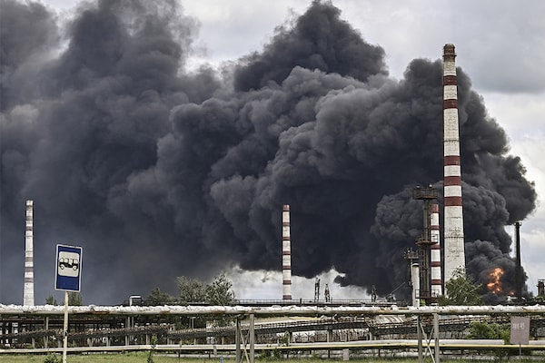 Smoke rises from an oil refinery after an attack outside the city of Lysychans’k in the eastern Ukranian region of Donbas, on May 22, 2022, on the 88th day of the Russian invasion of Ukraine. (Credits: ARIS MESSINIS / AFP)