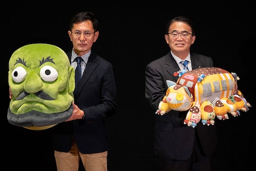 Japanese film director Goro Miyazaki (L) and Aichi Prefectural Governor Hideaki Omura (R) pose for photographs during a press conference at the new Ghibli Park.
Image: Yuichi Yamazaki / AFPÂ©