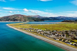 An aerial photograph taken on August 30, 2022 shows the coast and the village of Fairbourne, on Wales" northwest coast, which is predicted to flood due to the rising level of the sea. Image: Paul ELLIS / AFP
