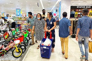 20 percent of consumers plan to shop more this festive season, compared to 2021. Image: Creative Touch Imaging Ltd./NurPhoto via Getty Images