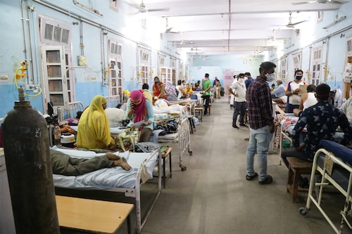 Covid-19 patients receives treatment at a government hospital in Beawar, Rajasthan, amid shortage of oxygen and beds. Image: Shutterstock&nbsp
