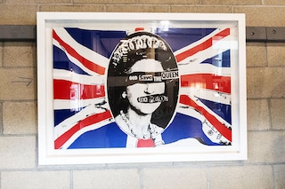 Some depictions were affectionate, others more hostile, but the monarch"s indelible image in art, music and film cemented her status as one of the most recognisable people in the world.
Iamge: Eddie Mulholland / Pool / AFP