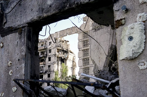 A view shows a ruined residential building in Mariupol on September 8, 2022, amid the ongoing Russian military action in Ukraine. Image: STRINGER / AFP