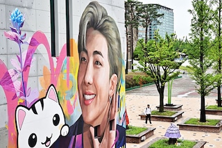 RM reportedly owns works by KAWS, Ugo Rondinone and Joel Shapiro, as well as Yun Hyong-Keun, Chang Ucchin and Lee Bae.
Image: Anthony Wallace / AFP