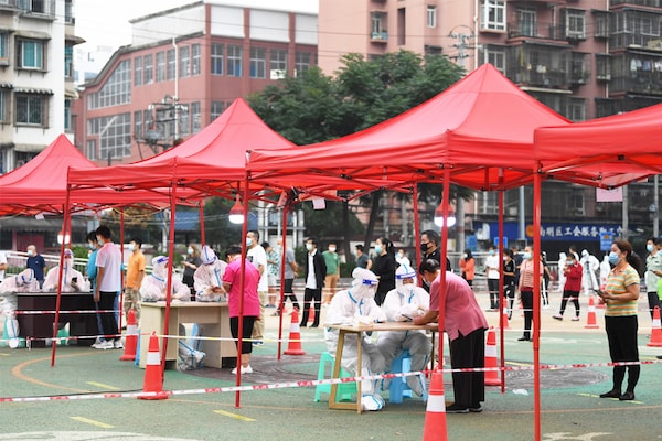 Medical staff take nucleic acid samples for residents at a nucleic acid sampling site in Nanming district, Guiyang, China, Sept 9, 2022.&nbspImage: CFOTO/Future Publishing via Getty Images