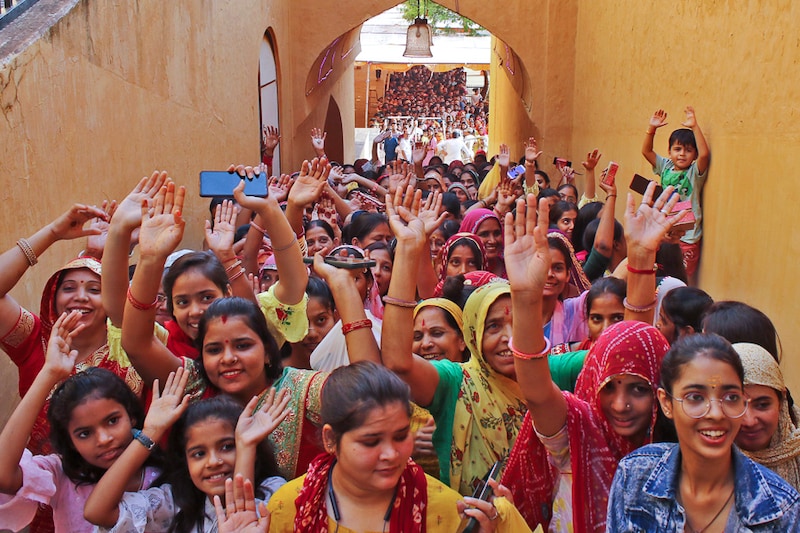 Women throng the historical Shila Devi temple at Amer Fort in Jaipur, Rajasthan, India, Sept 26, 2022. A Sample Registration System (SRS) data released recently shows that the general fertility rate has declined by 20 percent in India in 10 years. The decline is a good sign, caused by the increase in marriageable age, literacy rate among women, and availability of modern contraceptive methods, among other factors.