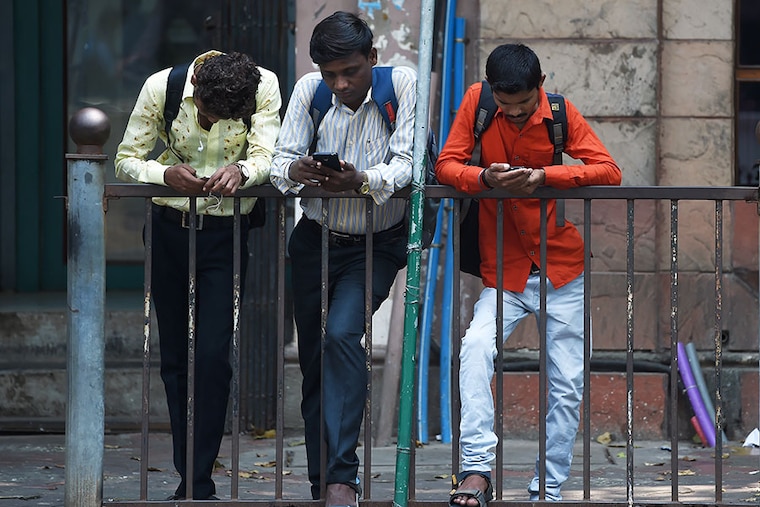 The Indian smartphone market, meanwhile, continued with its YoY (year over year) slide.
Image: Indranil Mukherjee