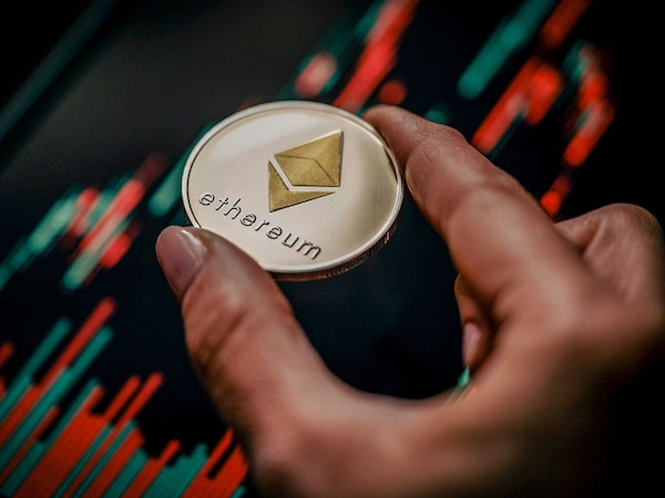 Independent Director and Non Executive Chairman, Jio Financial Services Limited (JFSL), KV Kamath and Chairman Bombay Stock Exchange (BSE), Subhash S Mundra pose for a picture ahead of the listing ceremony of JFSL at the Bombay Stock Exchange in Mumbai, India, August 21, 2023.
Image: Reuters/Francis Mascarenhas