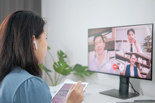 Shifting to a more remote workforce allows organizations to reduce overhead costs and is helpful in recruiting and retaining talent. However, many leaders have limited experience managing remote teams and have struggled to adjust.
Image: Shutterstock Shifting to a more remote workforce allows organizations to reduce overhead costs and is helpful in recruiting and retaining talent. However, many leaders have limited experience managing remote teams and have struggled to adjust.
Image: Shutterstock