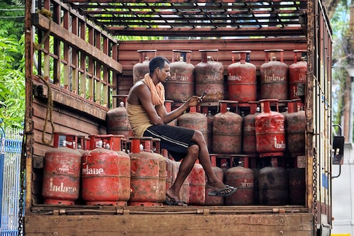 70 percent of households in India utilise LPG as their main cooking fuel, despite the fact that only 85 percent of them possess LPG connections. Image: Indranil Aditya/NurPhoto via Getty Images 70 percent of households in India utilise LPG as their main cooking fuel, despite the fact that only 85 percent of them possess LPG connections. Image: Indranil Aditya/NurPhoto via Getty Images