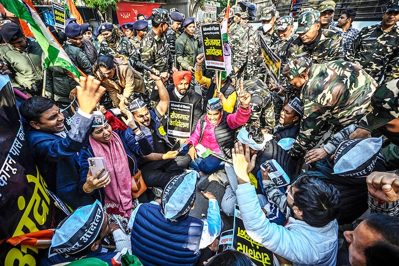 Delhi police and Paramilitary force detained Sanyukt Rojgar Andolan Samiti Members during the protest march against the Government at Jantar Mantar, on December 19, 2023 in New Delhi, India.