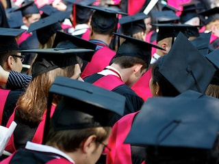 The presence of a pet motivates a child to want to interact with it, which promotes motor, cognitive and prosocial development.
Image: Shutterstock