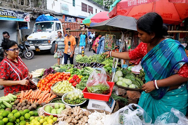 Prices of onion, tomato and pulses have risen sharply in the last month limiting the scope for rate cuts during the rest of the year.
Image: Dipa Chakraborty/Pacific Press/LightRocket via Getty Images