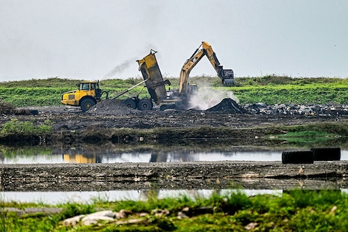 Singapore generated 7.4 million tonnes of waste last year, of which about 4.2 million tonnes, or 57 percent, was recycled. Photography Roslan Rahman / AFP Singapore generated 7.4 million tonnes of waste last year, of which about 4.2 million tonnes, or 57 percent, was recycled. Photography Roslan Rahman / AFP