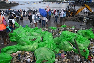 The Indian Government added its might to the plastic pollution mitigation effort by initiating the 75-day long “Swachh Sagar, Surakshit Sagarâ€ initiative, under which 75 beaches nationwide were cleaned up. Image: Indranil Mukherjee / AFP