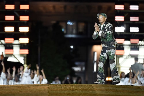 US Louis Vuitton" fashion designer and singer Pharrell Williams acknowledges the audience at the end of the Louis Vuitton Menswear Spring-Summer 2024 show as part of the Paris Fashion Week on the Pont Neuf, central Paris, on June 20, 2023.
Image: Julien De Rosa / AFP© US Louis Vuitton" fashion designer and singer Pharrell Williams acknowledges the audience at the end of the Louis Vuitton Menswear Spring-Summer 2024 show as part of the Paris Fashion Week on the Pont Neuf, central Paris, on June 20, 2023.
Image: Julien De Rosa / AFP©