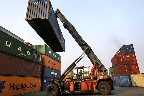 India’s current account deficit fell during the last quarter of FY23 on account of lower oil prices as well as robust services exports.
Image: Dhiraj Singh/Bloomberg via Getty Images India’s current account deficit fell during the last quarter of FY23 on account of lower oil prices as well as robust services exports.
Image: Dhiraj Singh/Bloomberg via Getty Images