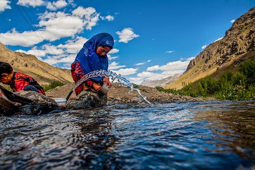 A girl washes dishes on the Indus river flowing towards Pakistan administered Kashmir in Drass, 142 km (88 miles) east of Srinagar, Kashmir, India. Drass, the second coldest place on earth straddles on the Line of Control that divides Kashmir between India and Pakistan. In a region with an altitude-influenced subarctic climate, average low temperatures are around -25 C (-10 F), and as low as -45 C (-10 F) at the height of winter, which lasts from mid-October to mid-May.
Image: Yawar Nazir/ Getty Images