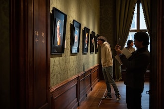 Visitors look at fans" recreations inspired by Johannes Vermeer"s painting "Girl with a Pearl Earring" at the Mauritshuis museum in The Hague.
Image: Simon Wohlfahrt / AFPÂ©