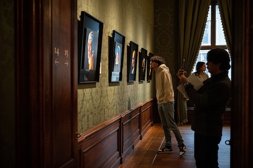 Visitors look at fans" recreations inspired by Johannes Vermeer"s painting "Girl with a Pearl Earring" at the Mauritshuis museum in The Hague.
Image: Simon Wohlfahrt / AFPÂ©