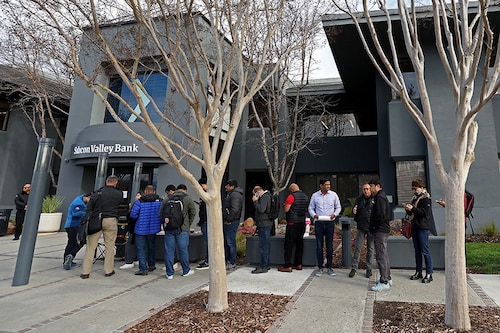 People line up outside of a Silicon Valley Bank office on March 13, 2023 in Santa Clara, California. Days after Silicon Valley Bank collapsed, customers are lining up to try and retrieve their funds from the failed bank. The Silicon Valley Bank failure is the second largest in U.S. history.
Image: Justin Sullivan/Getty Images