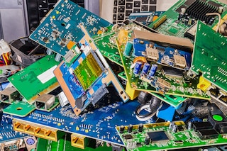 Electronic waste, including printed circuit boards, is now being transformed into exceptional jewelry creations.
Image: Shutterstock