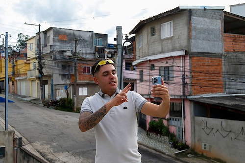 Influencer Murilo Duarte streams a live video at the Jardim JoÃ£o XXIII slum in Sao Paulo, Brazil, on April 19, 2023.
Image: Miguel Schincariol / AFPÂ©
