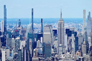 According to a new study, New York City"s skyscrapers contribute to the Big Apple sinking into the surrounding water at a rate of 1 to 2 mm per year on average. Image: Daniel Slim / AFP