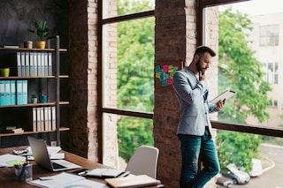 Combining chic and casual style, men are embracing the 1980s yuppie aesthetic in a much more modern version.
Image: Shutterstock