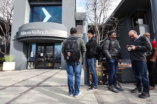 SANTA CLARA, CALIFORNIA - MARCH 13: People line up outside of a Silicon Valley Bank office on March 13, 2023 in Santa Clara, California. Days after Silicon Valley Bank collapsed, customers are lining up to try and retrieve their funds from the failed bank. The Silicon Valley Bank failure is the second largest in U.S. history. Image: Justin Sullivan/Getty Images