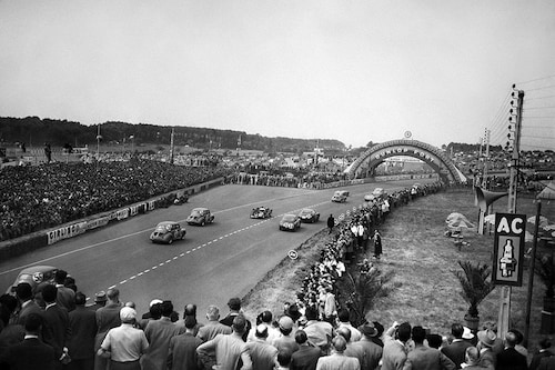 Race cars approach the Dunlop curve after the start of the 24 hours of Le Mans on June 14, 1952 Image: AFPÂ©